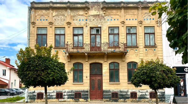 У Стрию продається столітній будинок, оздоблений мармуром