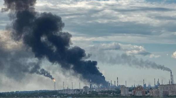 Росія відчуває дефіцит третини бензину через удари по нафтопереробних заводах.