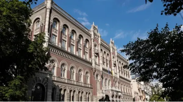 Нацбанк п’ятий тиждень поспіль реалізує понад мільярд доларів на міжбанківському ринку.