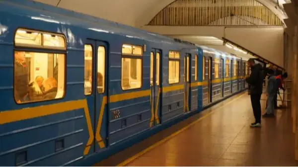 Київ оголошує тендер на ремонт ділянки метро між станціями “Тараса Шевченка” та “Почайна”, оціненої у 1,76 мільярда гривень.