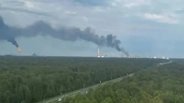 Російські ЗМІ: У Тобольську дрони атакували найбільше нафтохімічне підприємство Росії.