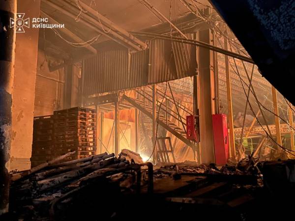 **Київщина: Внаслідок російського нападу постраждали склади, логістичні вузли та промислові об’єкти** Російські війська завдали удару, який призвів до руйнувань на складах, у логістичних центрах та на промислових підприємствах, розташованих у Києві та на його околицях.