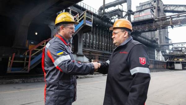 “Метінвест” незважаючи на бойові дії та нові труднощі, з першого липня збільшує заробітну плату робітникам на 10%, за винятком менеджменту.