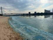 Екологи надали пояснення щодо причин зміни забарвлення води та утворення піни в річці Дніпро.