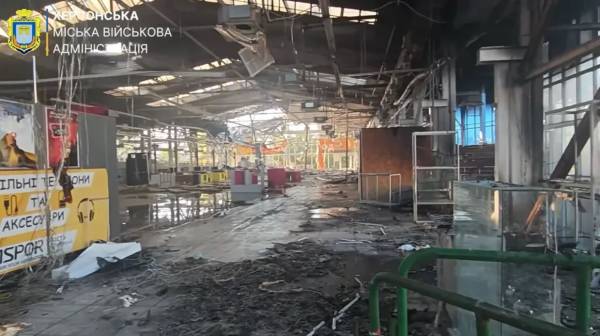 У Херсоні після нічного удару російських безпілотників спалахнув торговельний центр.