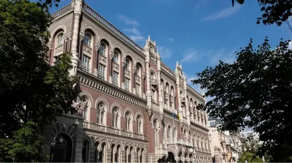 Національний банк України полегшив валютні правила для українців, які перебувають за межами країни.